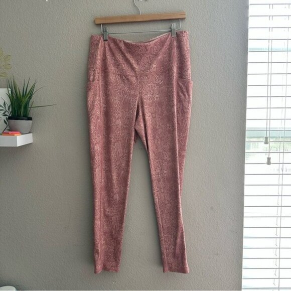 Chico's Pink  Leggings Zenergy So Slimming Python Pocket Leggings Dogwood Sz 14 - Picture 3 of 9